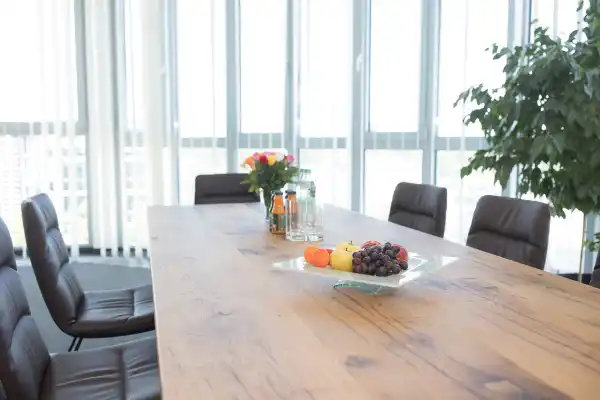 Einladender Konferenzraum bei eDok GmbH, in dem Vorstellungsgespräche und Teamgespräche stattfinden
