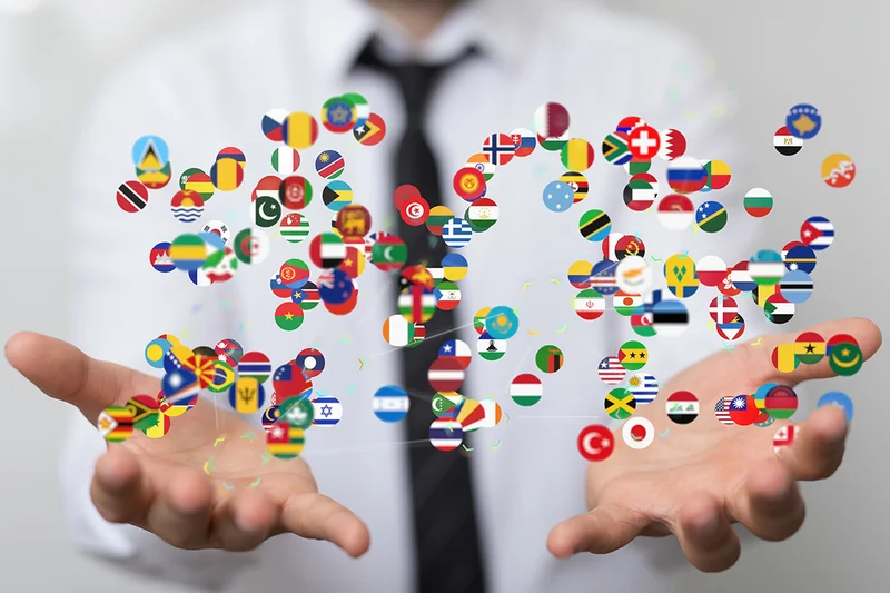 Offene Hände mit schwebenden Flaggen – Symbol für weltweite Lokalisierung und Übersetzung